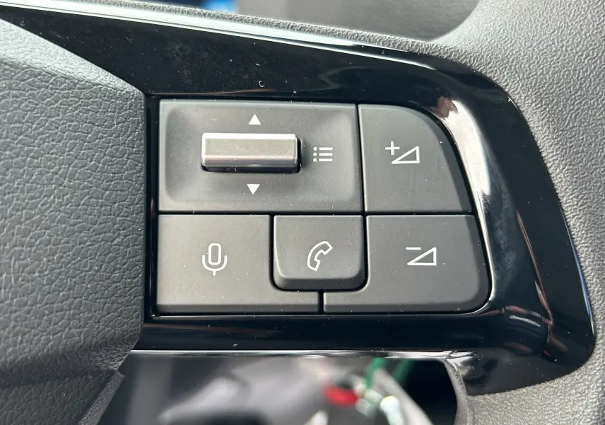 Boutons de commande au volant du Citroën Jumpy Fourgon 2025, avec commandes vocales et volume, finition noire brillante.