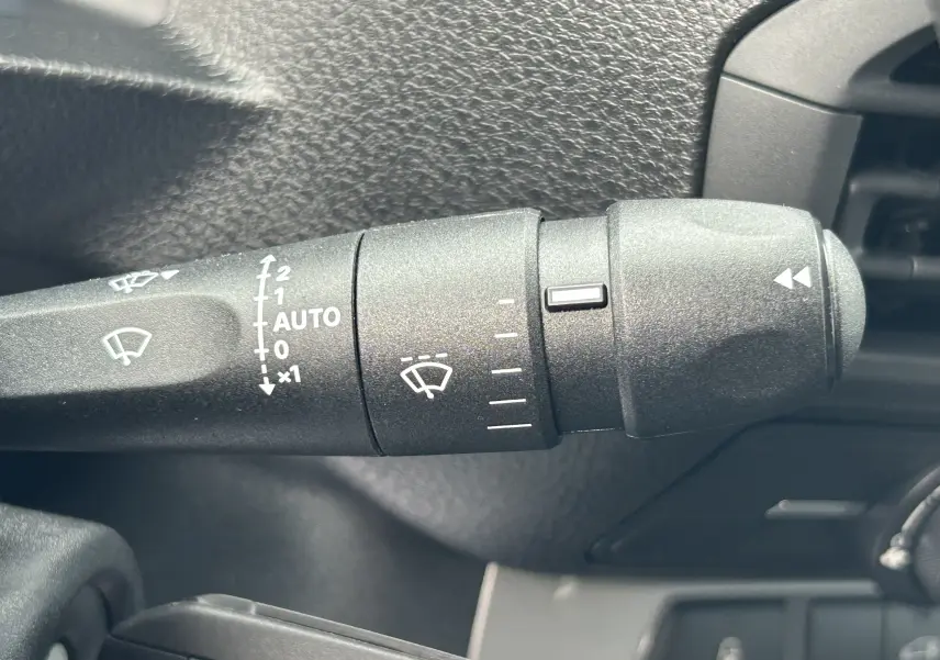 Gros plan sur la commande d’essuie-glace du Citroën Jumpy Fourgon gris acier, avec réglage automatique visible.