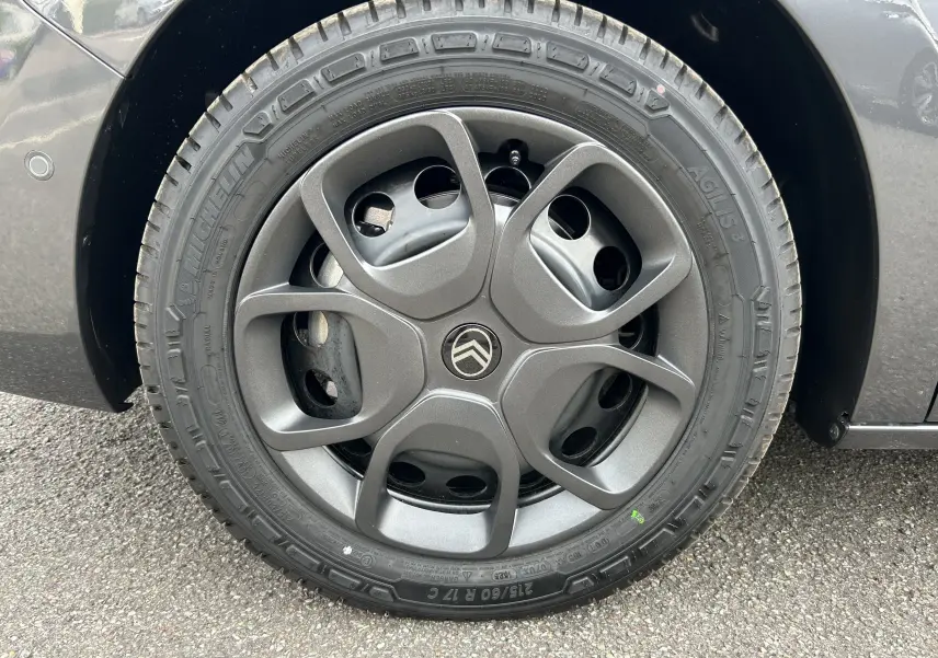 Gros plan sur la roue avant droite gris acier du Citroën Jumpy Fourgon Ph.2 avec jante spécifique et logo central Citroën.