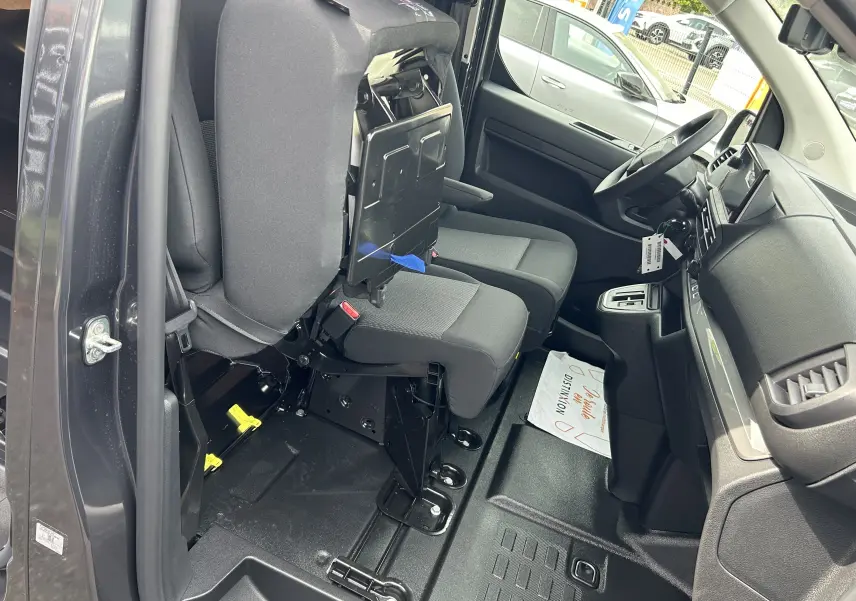 Intérieur avant droit du Citroën Jumpy Fourgon gris acier 2025, siège passager relevé et tableau de bord visible.