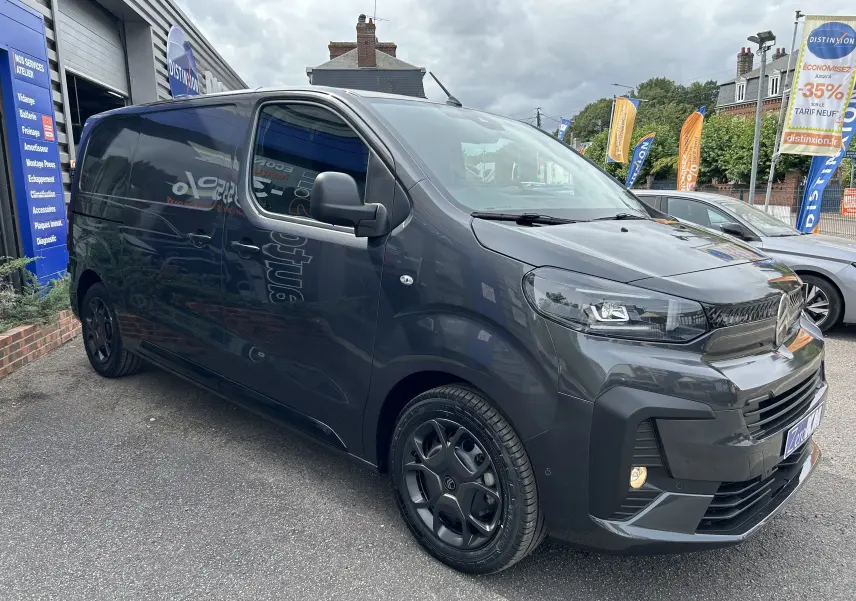 Vue 3/4 avant droite d’un Citroën Jumpy Fourgon gris acier avec jantes noires et calandre moderne.