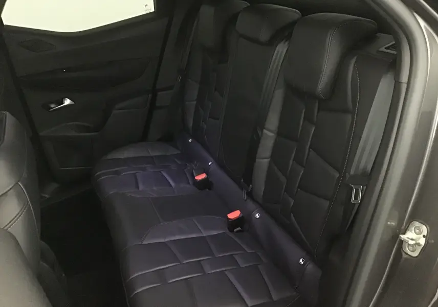 Vue intérieure côté droit des sièges arrière en cuir noir du DS3 Crossback gris platinium 2024, finition Opera.
