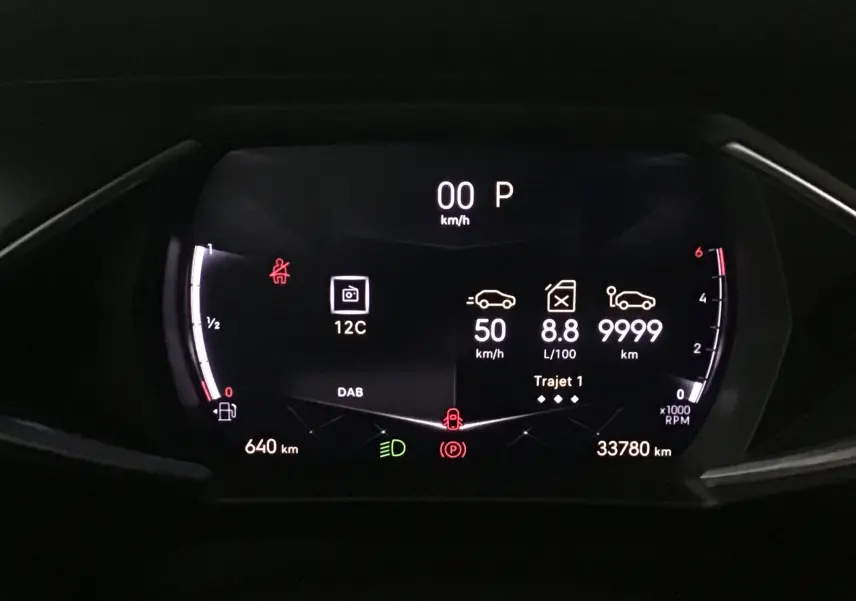 Tableau de bord numérique du DS3 Crossback gris platinium, affichant vitesse, consommation et kilométrage de nuit.