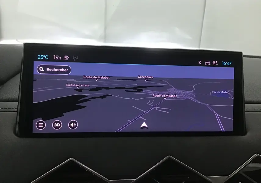 Écran tactile central du DS3 Crossback gris platinium 2024 affichant la navigation avec carte en mode nuit.