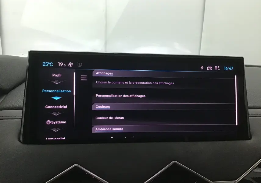 Écran tactile central du DS3 Crossback 2024 affichant les options de personnalisation des couleurs et du son, intérieur noir.