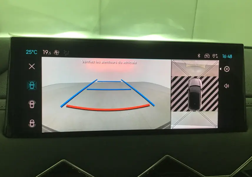 Écran multimédia du DS3 Crossback gris platinium montrant la caméra de recul et la vue 360° en intérieur.