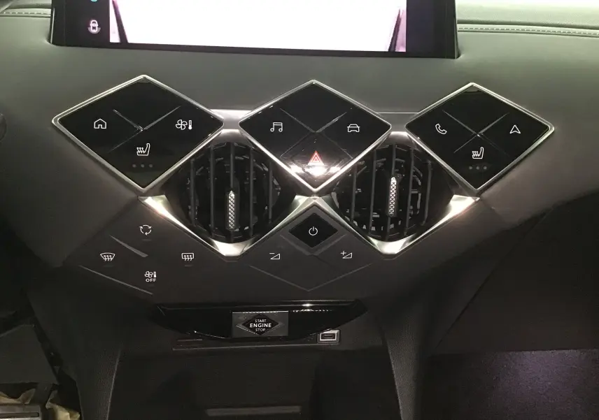 Tableau de bord du DS3 Crossback 2024 avec commandes tactiles en losange et aérateurs centraux noirs.