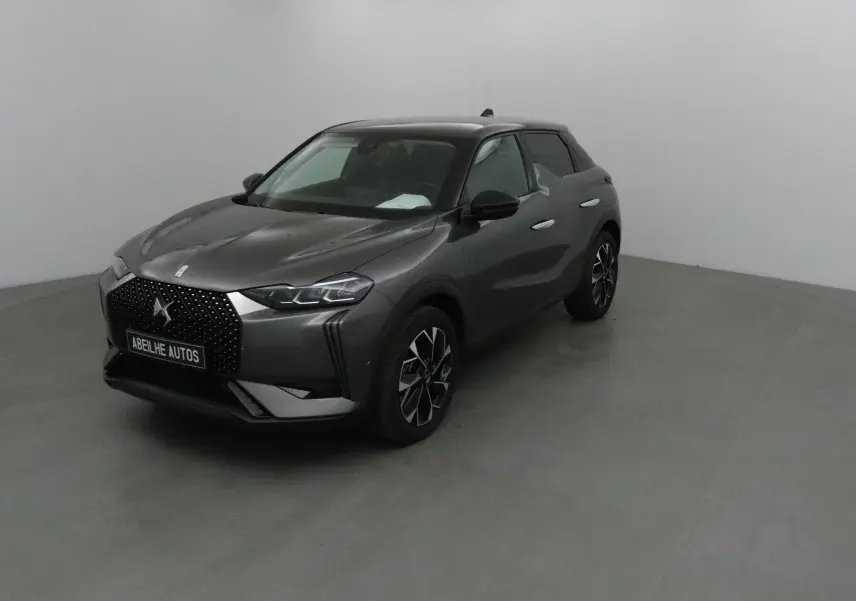 DS3 Crossback gris platinium en 3/4 avant droit, avec calandre noire à motifs et jantes alliage distinctives.