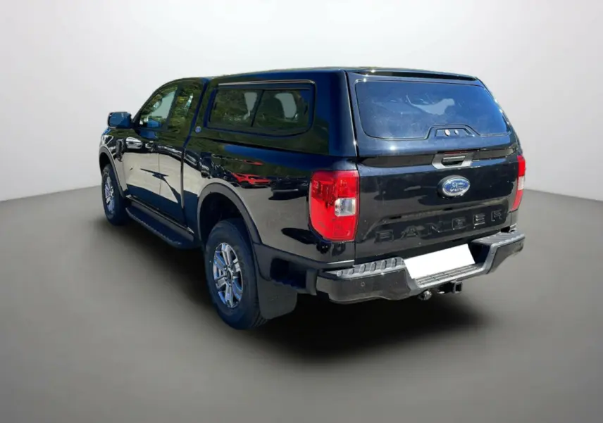 Ford Ranger noir shadow en 3/4 arrière droit avec hard-top vitré et attelage visible
