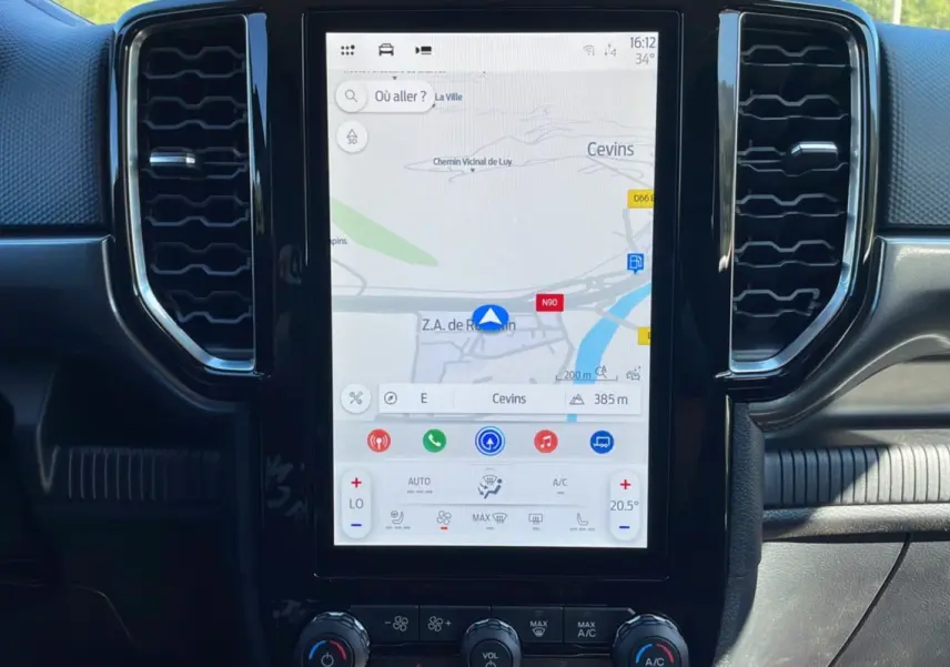 Écran tactile central 10 pouces du Ford Ranger 2025 avec navigation GPS affichée en intérieur noir.