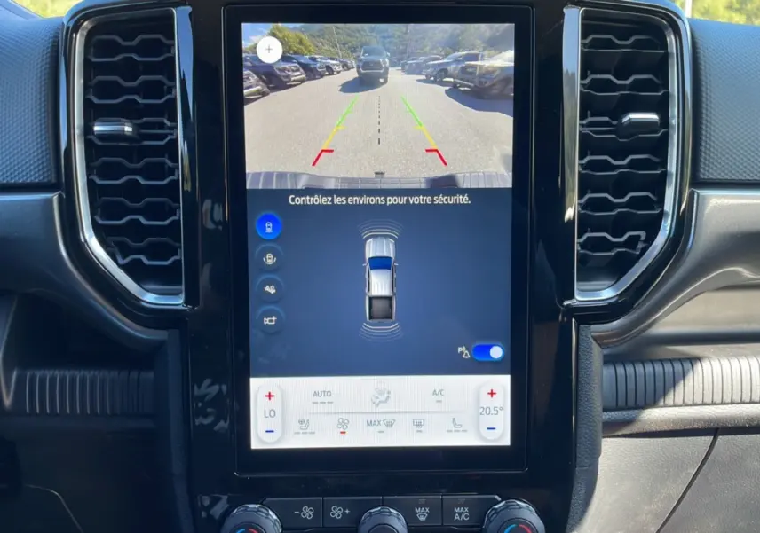 Écran central tactile du Ford Ranger 2025 affichant la caméra de recul et les commandes de climatisation.