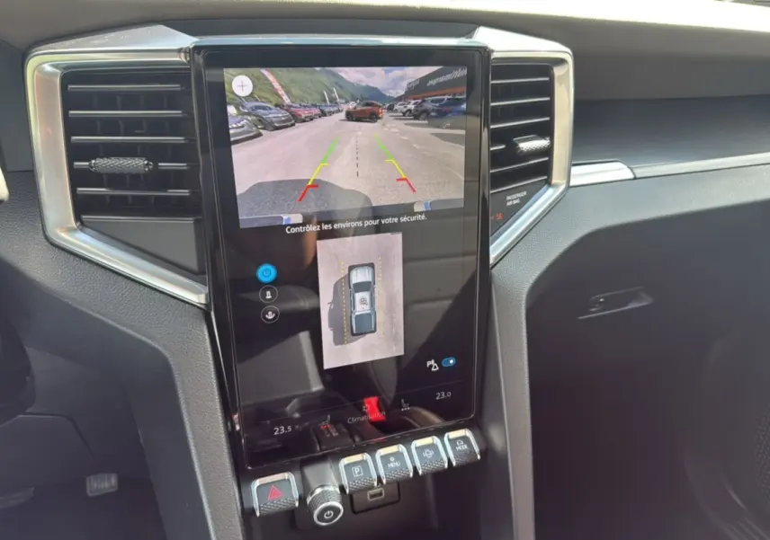 Vue rapprochée de la console centrale du Volkswagen Amarok 2026, écran tactile avec caméra 360° et commandes tactiles.