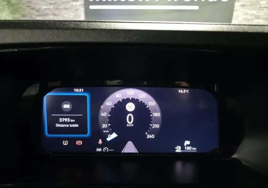 Tableau de bord numérique du Volkswagen Caddy Cargo 2024 affichant la vitesse à 0 km/h et 3793 km au compteur.
