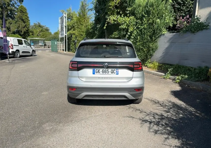 Vue arrière d'un Volkswagen T-Cross gris clair 2022 avec feux arrière LED et plaque d'immatriculation française visible.