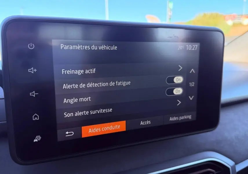 Écran tactile du tableau de bord de la Dacia Sandero 2025 affichant les paramètres d’aides à la conduite.