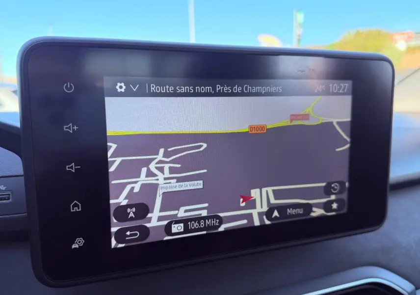 Écran tactile du système de navigation de la Dacia Sandero 2025, vue de face avec carte et commandes visibles.