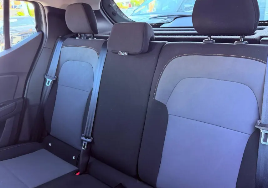 Vue intérieure sur la banquette arrière en tissu brun cuivré et noir de la Dacia Sandero Stepway 2025.