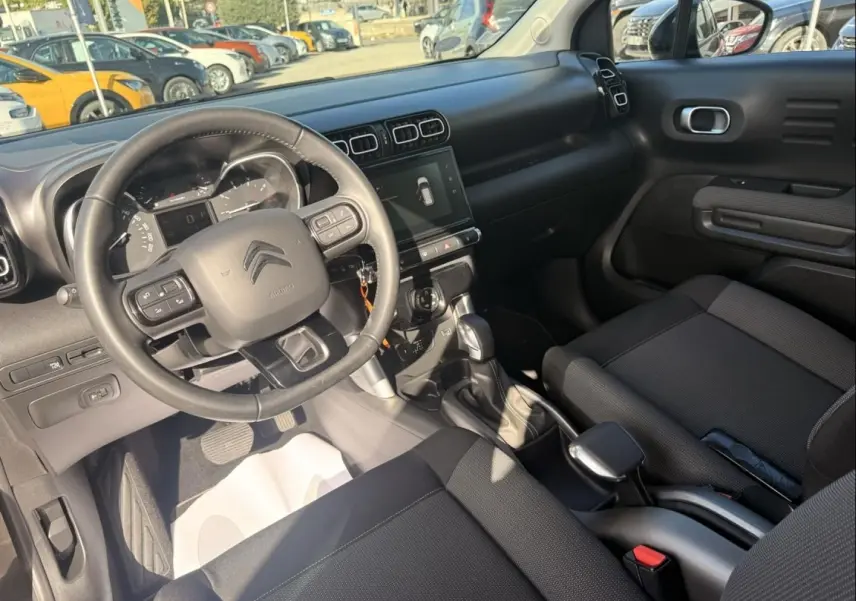 Vue intérieure côté conducteur du Citroën C3 Aircross 2021, tableau de bord noir et volant multifonctions.
