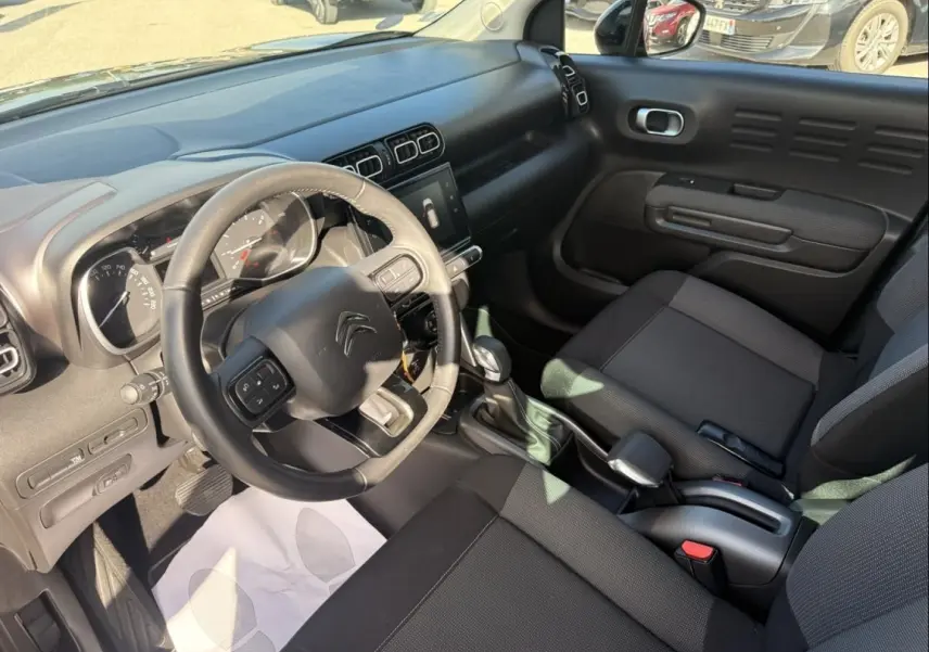 Intérieur du Citroën C3 Aircross 2021 en gris, vue côté conducteur montrant le tableau de bord et la console centrale.