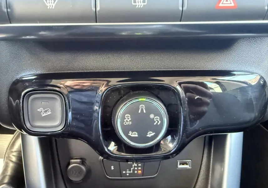 Gros plan sur la commande de modes de conduite du Citroën C3 Aircross gris métal, version PureTech 130 Shine 2021.