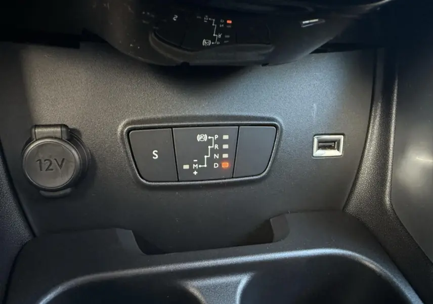 Gros plan sur la commande de boîte automatique et prise 12V du Citroën C3 Aircross gris métal, version PureTech 130 CV Shine EAT6.