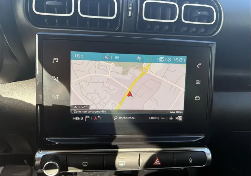Vue rapprochée de l’écran tactile central et des aérateurs du tableau de bord du Citroën C3 Aircross gris métal 2021.