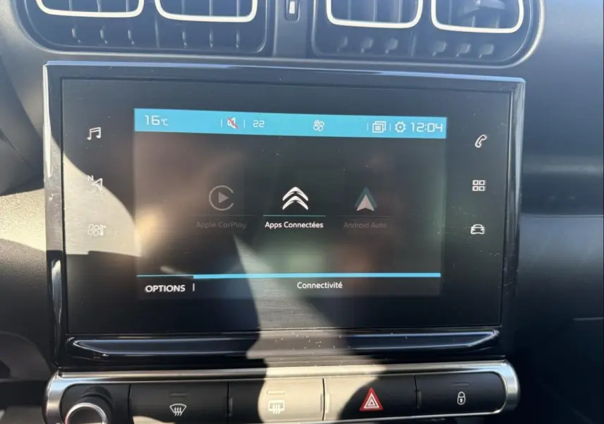 Écran tactile central de la Citroën C3 Aircross 2021 affichant les options Apple CarPlay et Android Auto, avec commandes climatisation.