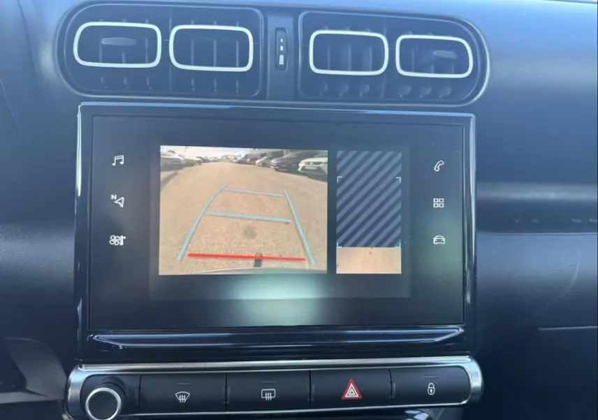 Écran tactile intérieur montrant la caméra de recul du Citroën C3 Aircross gris métal, vue centrale du tableau de bord.