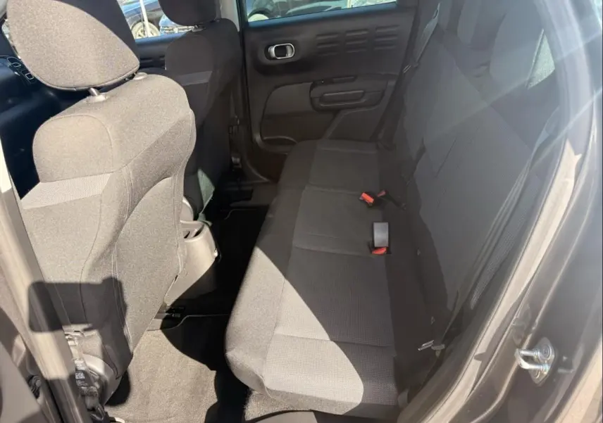 Vue intérieure côté droit montrant la banquette arrière grise du Citroën C3 Aircross PureTech 130 Shine 2021.
