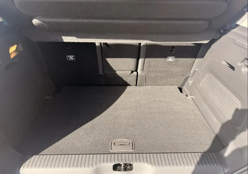 Coffre ouvert vu de l'arrière du Citroën C3 Aircross gris métal 2021, montrant un espace de chargement propre et spacieux.