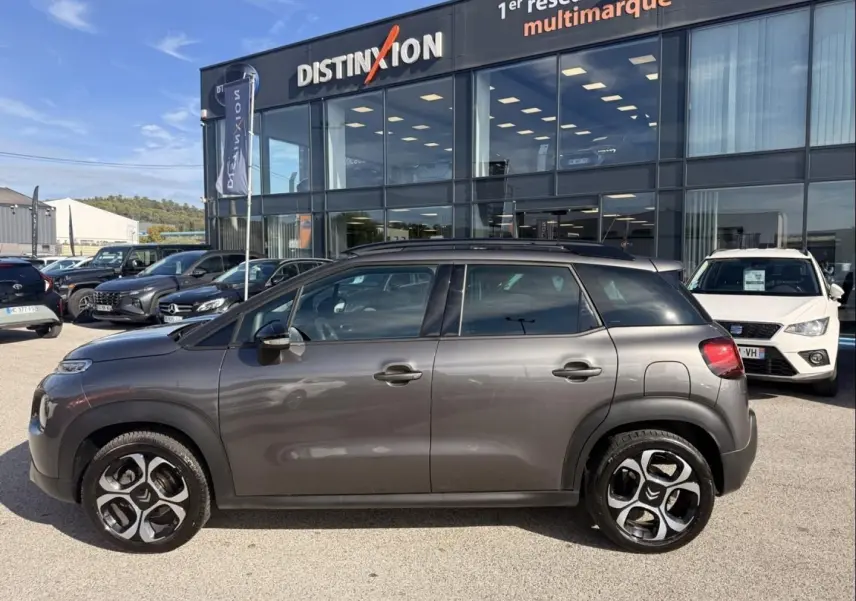 Profil côté gauche du Citroën C3 Aircross gris métal 2021, avec jantes distinctives et toit noir contrasté.