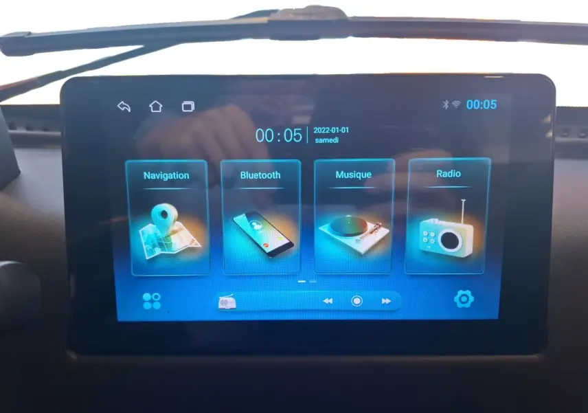 Écran tactile central du tableau de bord de la SIMPLICI S1 gris perle, affichant navigation, Bluetooth, musique et radio.