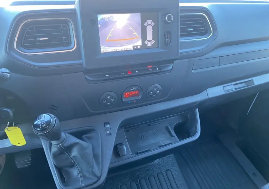 Vue rapprochée de l’intérieur du Nissan Interstar 2022 montrant la console centrale avec écran caméra de recul et levier de vitesses manuel.