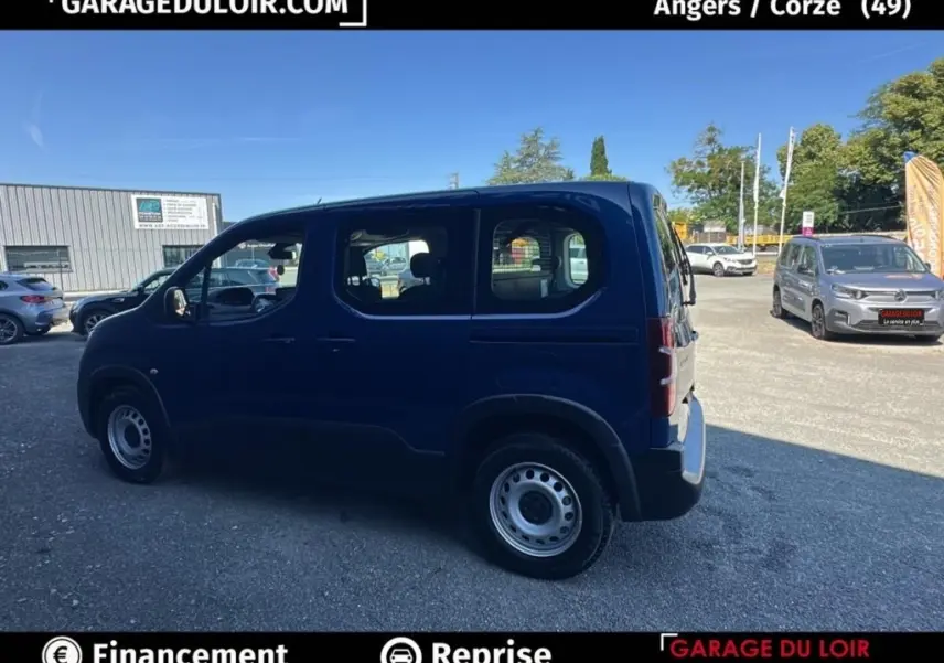 Vue de profil côté gauche d’un Peugeot Rifter bleu 2024 version 1.5 BlueHDi 100 S&S Taille M Allure diesel avec jantes acier.