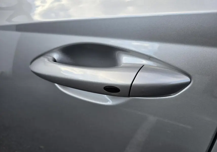 Poignée de porte côté droit en gros plan sur Hyundai Tucson 2025 couleur argent métallisé Shimmering Silver.