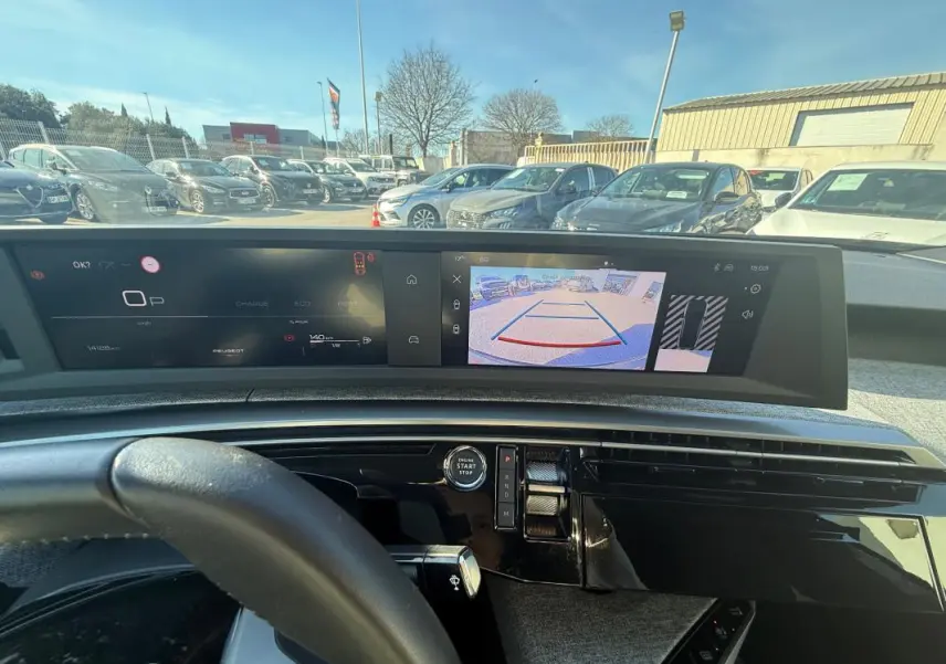 Vue intérieure du tableau de bord du Peugeot 3008 Hybrid 145 e-DCS6 Allure 2025 avec écran numérique et caméra de recul active.