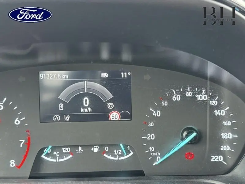 Tableau de bord du Ford Puma 2023 avec affichage numérique, compteur vitesse et jauges, vue de face en gros plan.