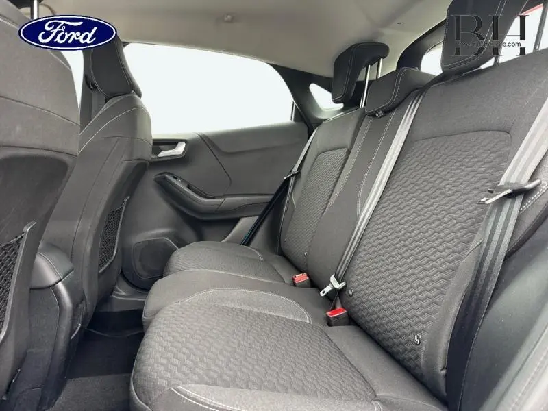 Vue intérieure côté droit des sièges arrière en tissu noir Kasbah du Ford Puma 2023 finition Titanium Business.