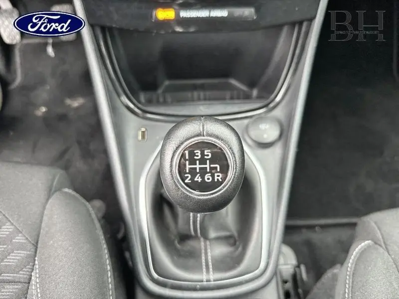 Vue rapprochée du levier de vitesses manuel noir dans l’habitacle du Ford Puma 2023 finition Titanium Business.