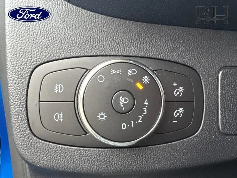 Gros plan sur le bouton de réglage des phares du Ford Puma 2023 en bleu Fashion Bleu Island métallisé.