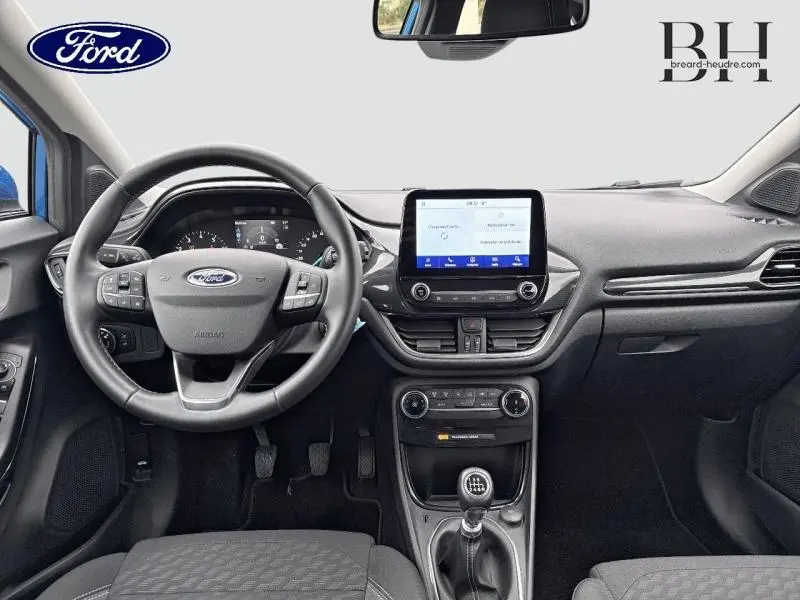 Vue intérieure frontale du tableau de bord du Ford Puma 2023 avec volant multifonction et écran tactile central.