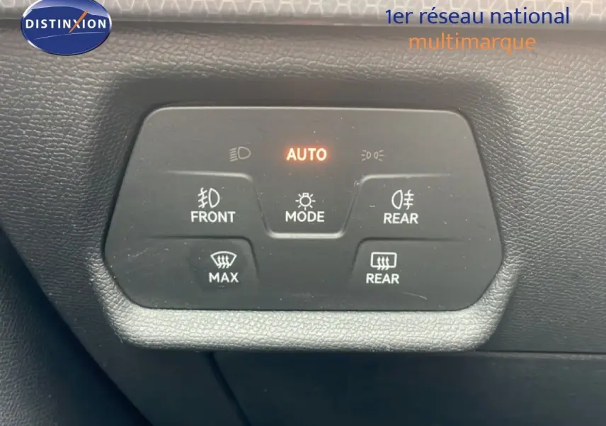 Panneau de commandes d’éclairage intérieur d’une SEAT LEON 2.0 TDI 115CH STYLE XL, vue rapprochée.