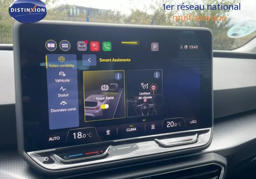 Écran tactile central du tableau de bord de la SEAT Leon blanc neige, affichant les assistants de conduite.