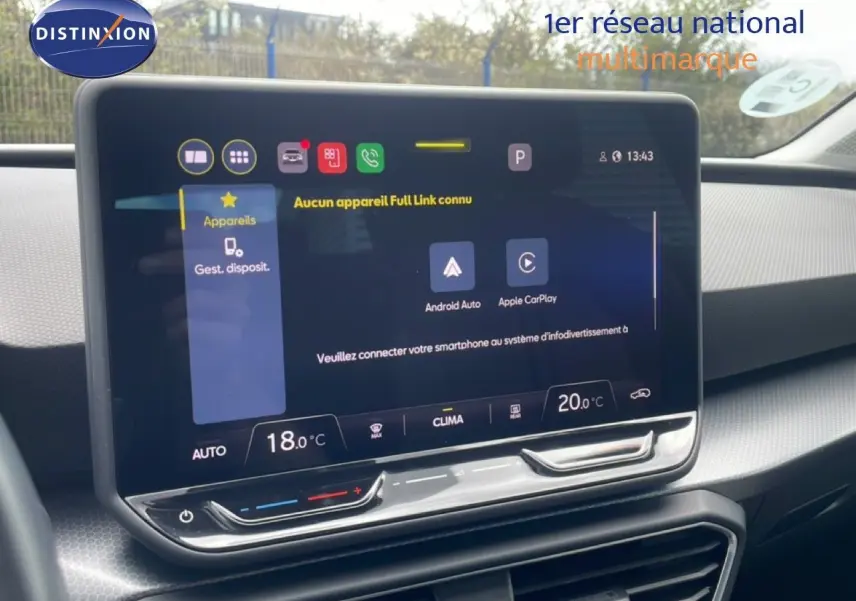 Écran tactile central de la SEAT Leon 2025, vue intérieure avant droite, affichant les options Android Auto et Apple CarPlay.