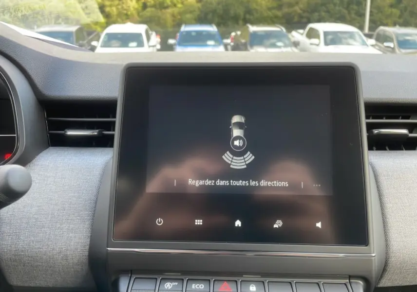 Vue intérieure centrée sur l'écran tactile Easy Link 7 pouces de la Renault Clio V TCe 90 gris schiste.