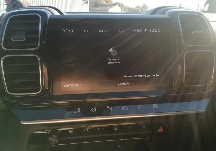 Vue rapprochée de l’écran tactile central du tableau de bord du Citroën C5 Aircross gris, affichant la connexion Bluetooth.