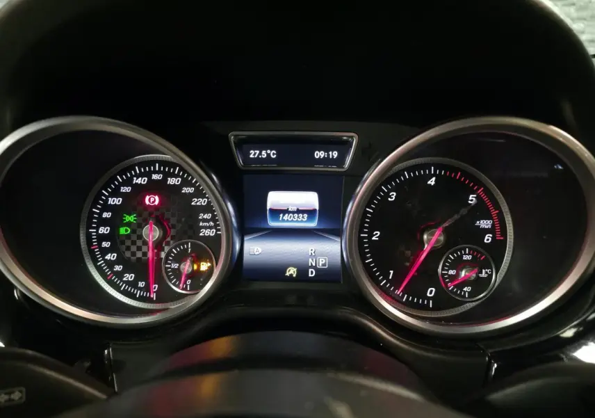 Vue rapprochée du tableau de bord du Mercedes GLE 350 d gris clair, affichant compteurs et écran central numérique.