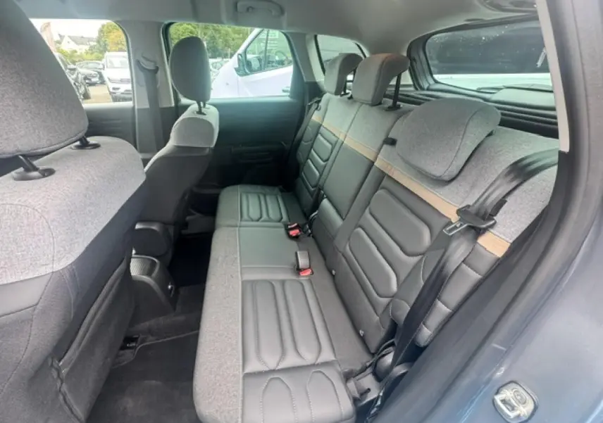 Vue intérieure côté droit des sièges arrière bi-matière gris clair et noir du Citroën C3 Aircross 2024.