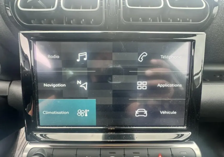 Écran tactile central de la Citroën C3 Aircross 2024, affichant les options radio, navigation et climatisation.