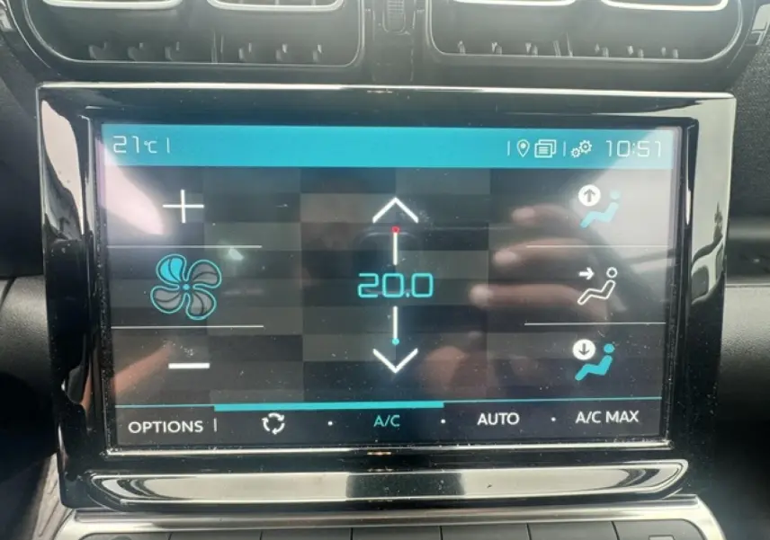 Écran tactile central de la Citroën C3 Aircross 2024 affichant la climatisation à 20°C en vue frontale rapprochée.